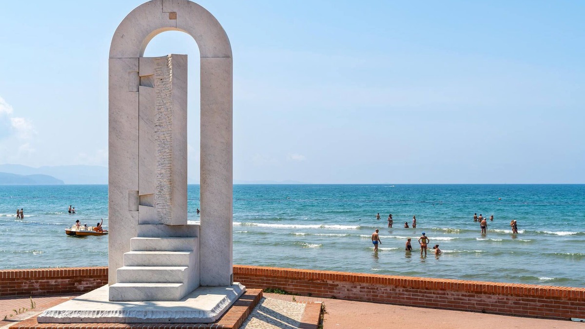 Piombino House | Spend a magical vacation in the apartment with pool access.