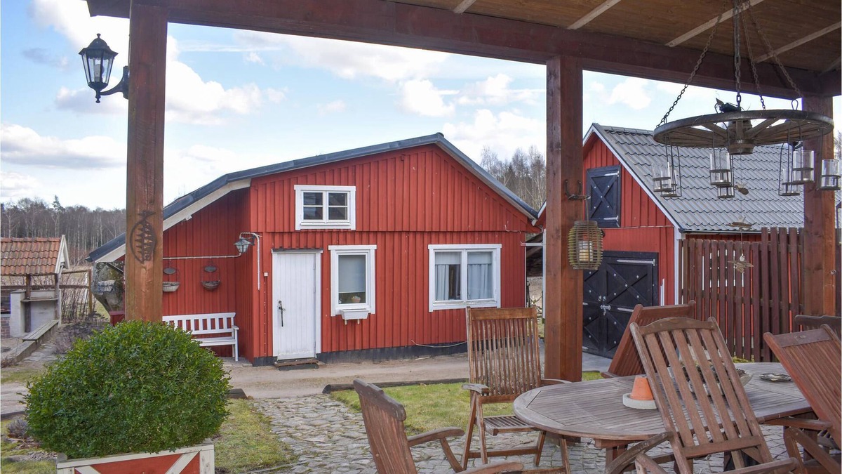 Vankiva House | Spend an unforgettable time in this inviting cottage with beautiful views of the countryside.