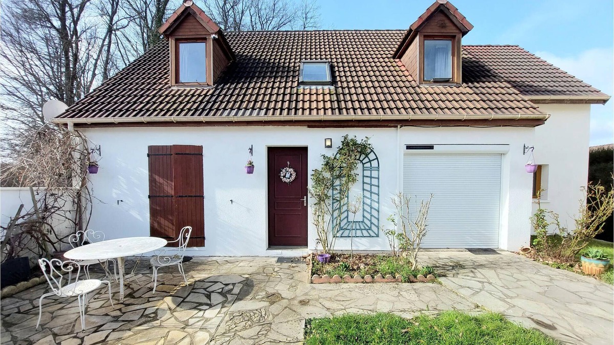 Cesson House | Spend an unforgettable vacation in this inviting cottage surrounded by beautiful nature.