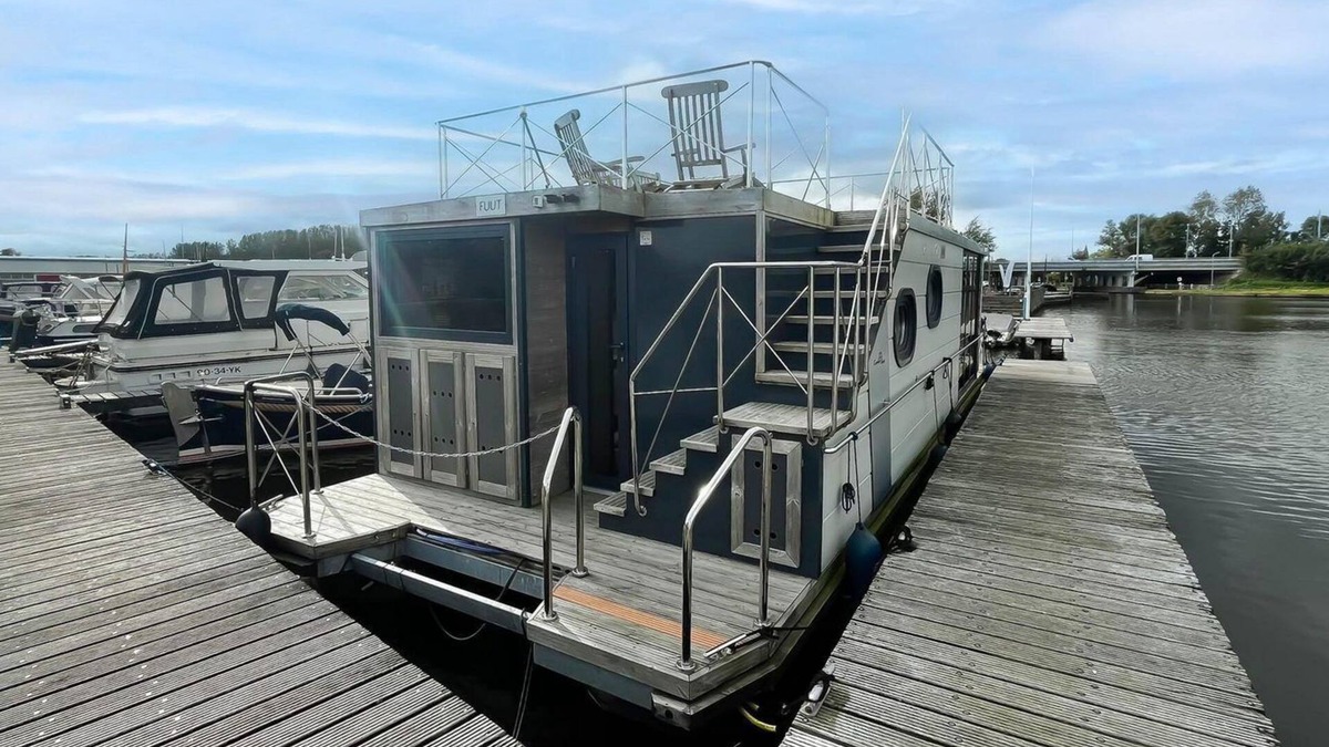 Municipality of Uitgeest House | Spend the night on a houseboat with a view of the Uitgeester lake.