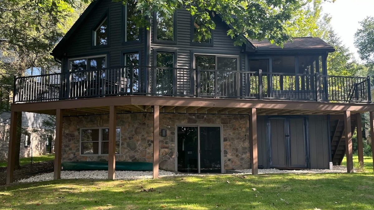 Drums Cabin | Spend time making cherished memories at this gorgeous 5-bedroom LAKEFRONT Lodge!
