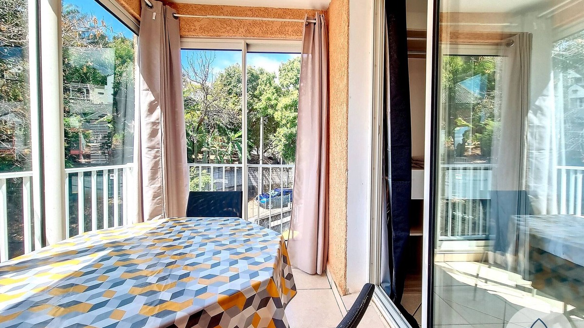 Saint-Denis Apartment | Spinelle Blanche - studio** close to Saint-Denis centre