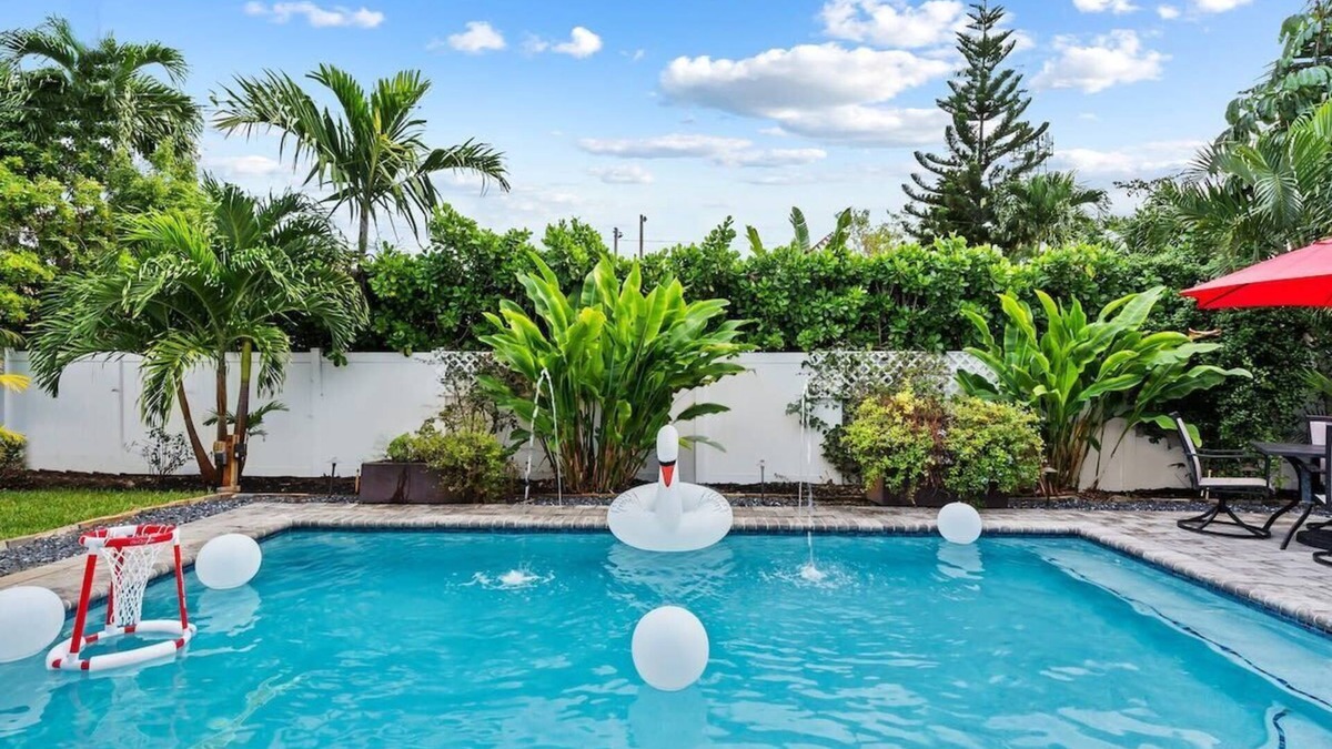 Wilton Manors House | Splash into Sunshine: Heated Pool Oasis!