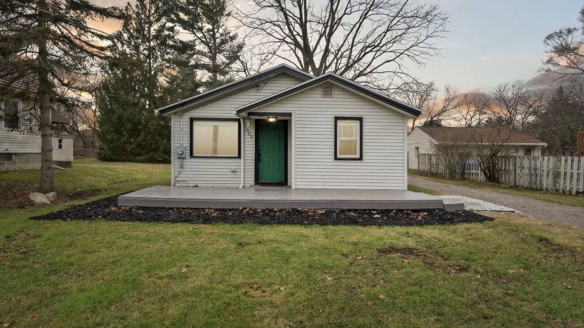 Waverly House | Splash of Sunshine 2 Bed 1 Bath