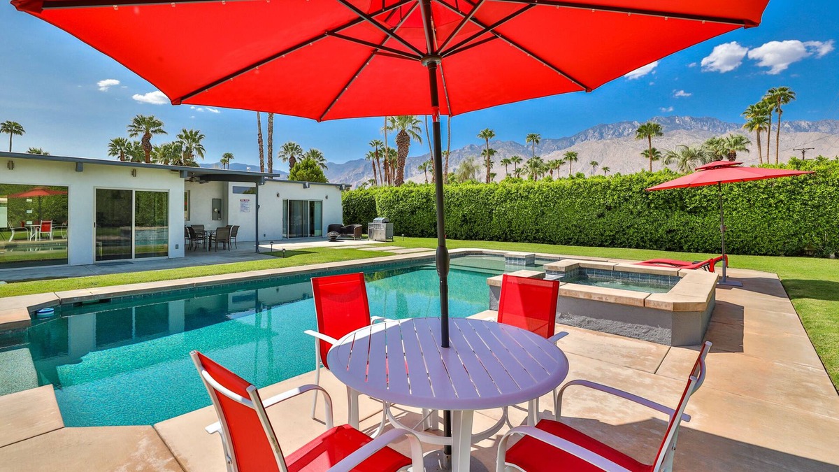 Sunmor House | Splash Plaimor - Huge Backyard- Entertainer’s kitchen