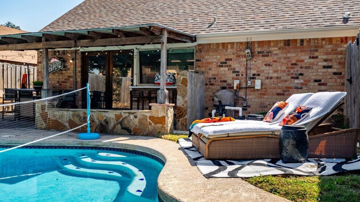 Richardson House | Splash Zone! BBQs, Bonfires & Pool Volleyball!