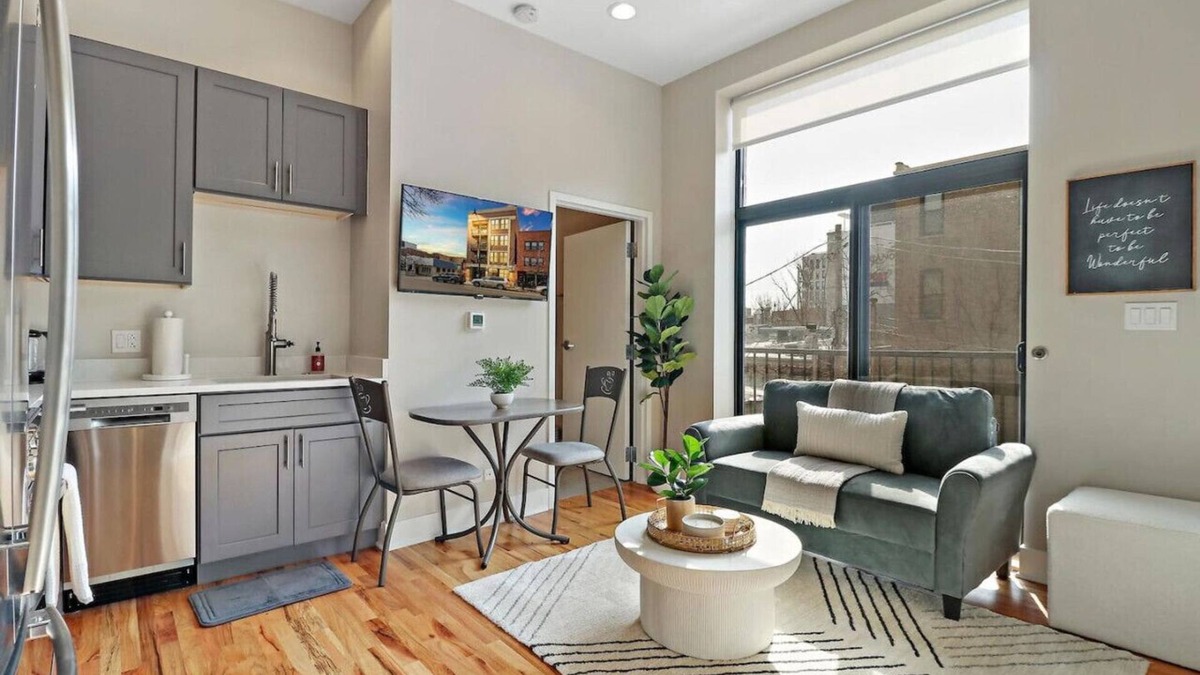 Lake View East Apartment | Splendid 1BR Apt in Lakeview Fully Furnished