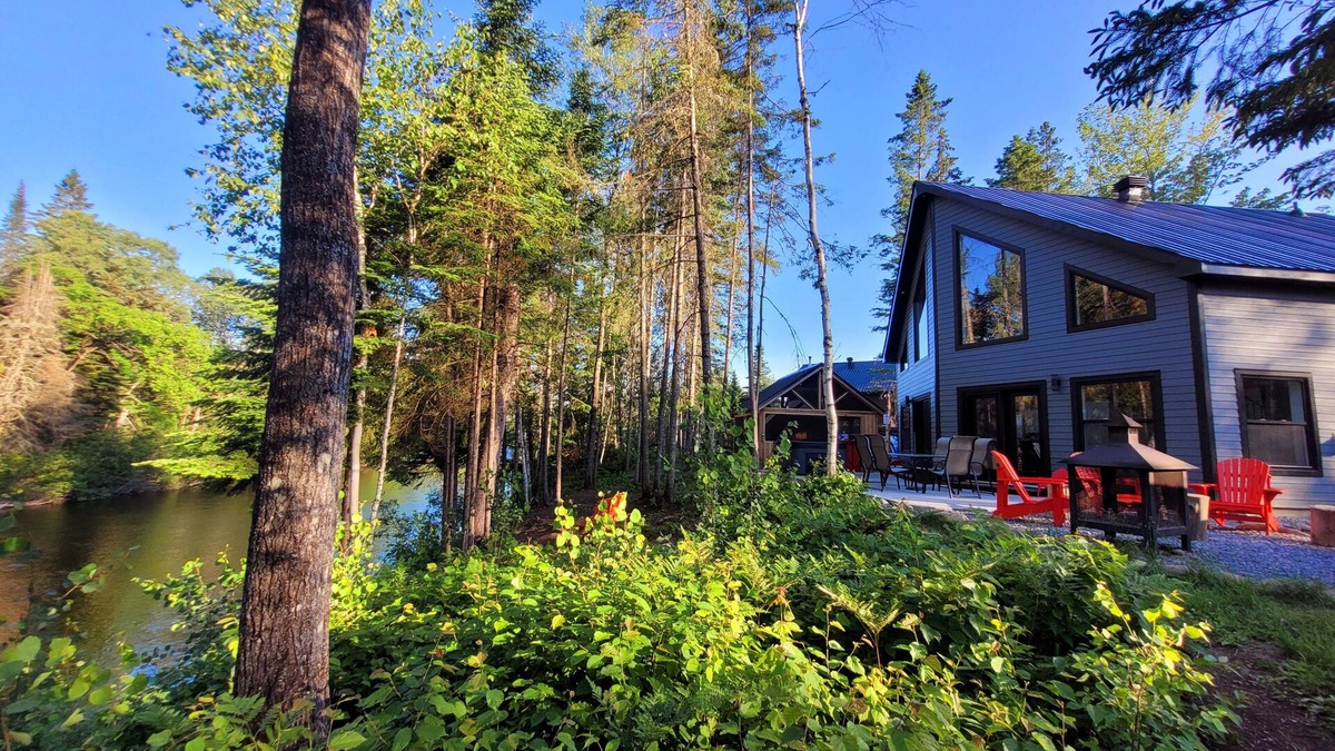 Mauricie Ski Chalet | Splendid Chalet on the banks of the Mékinac & SPA & Foyer