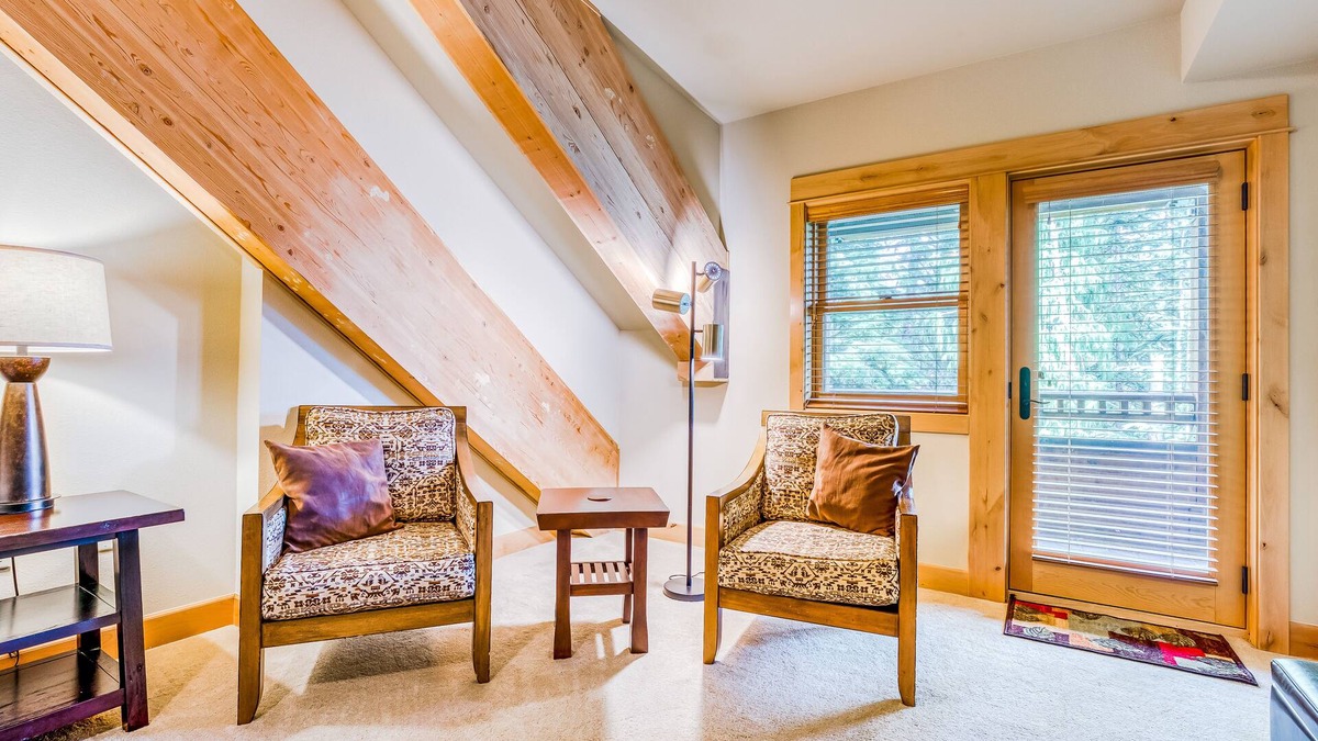 Government Camp Condo | Splendid condo with high-speed WiFi, gas fireplace, loft, & central AC