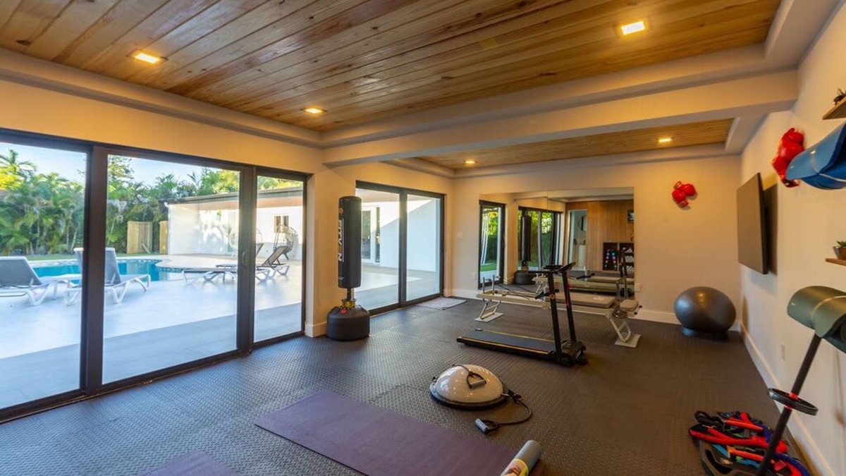 North Miami Beach Villa | Splendid Renovated Villa w/GYM+BKB Ct+Fire Pit+Heated Pool