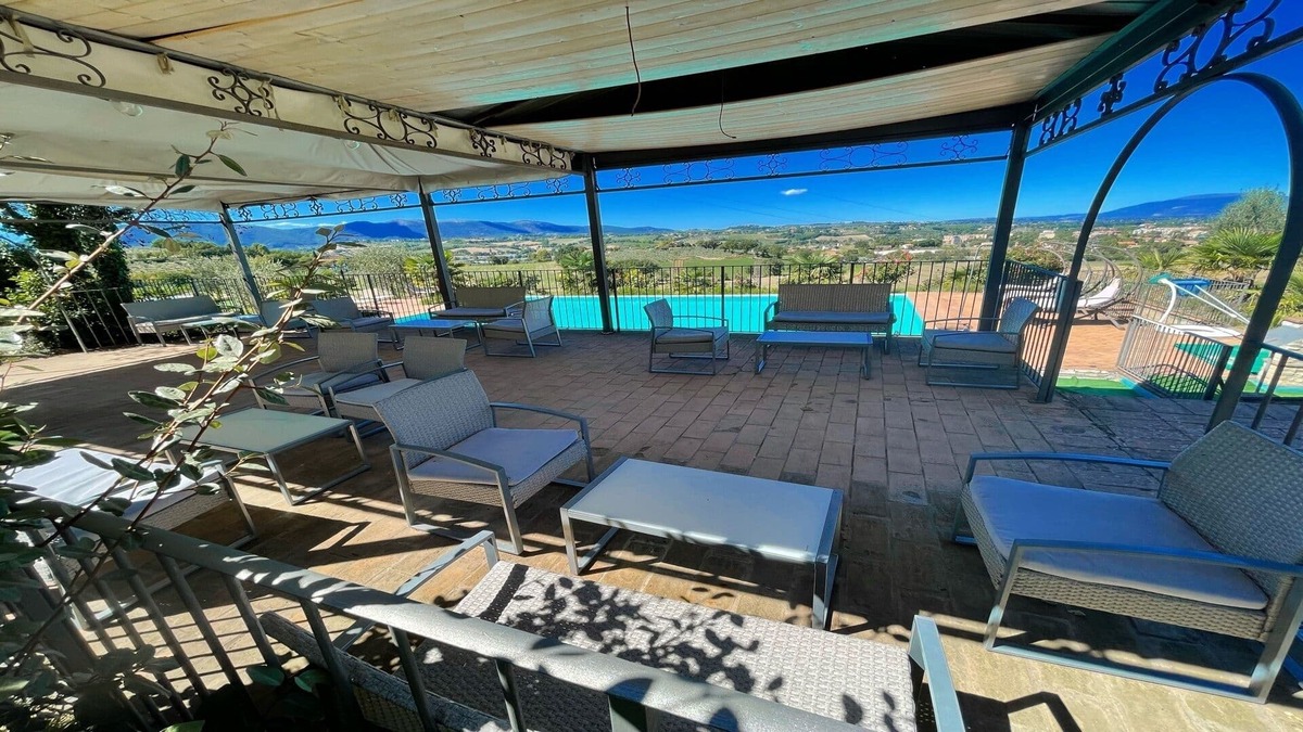 Spoleto Villa | Spoleto Poolside/0.7 kms to central Spoleto/sleeps 20/Wifi+aircon.