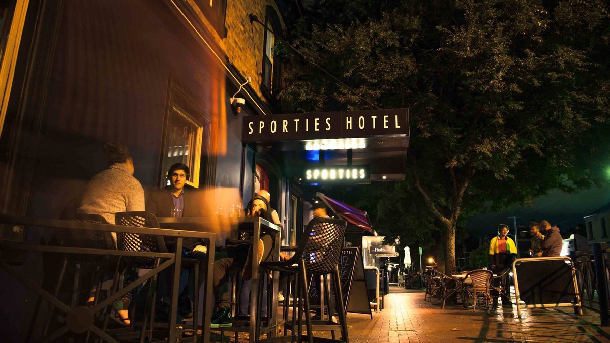 Launceston CBD Hotel | Sporties Hotel
