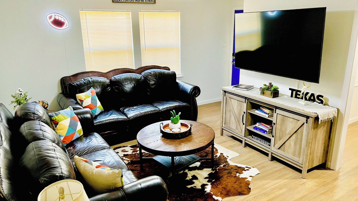 South Arlington House | Sports Themed 3-Bedroom Home in Arlington near AT & T Stadium & Other Sports