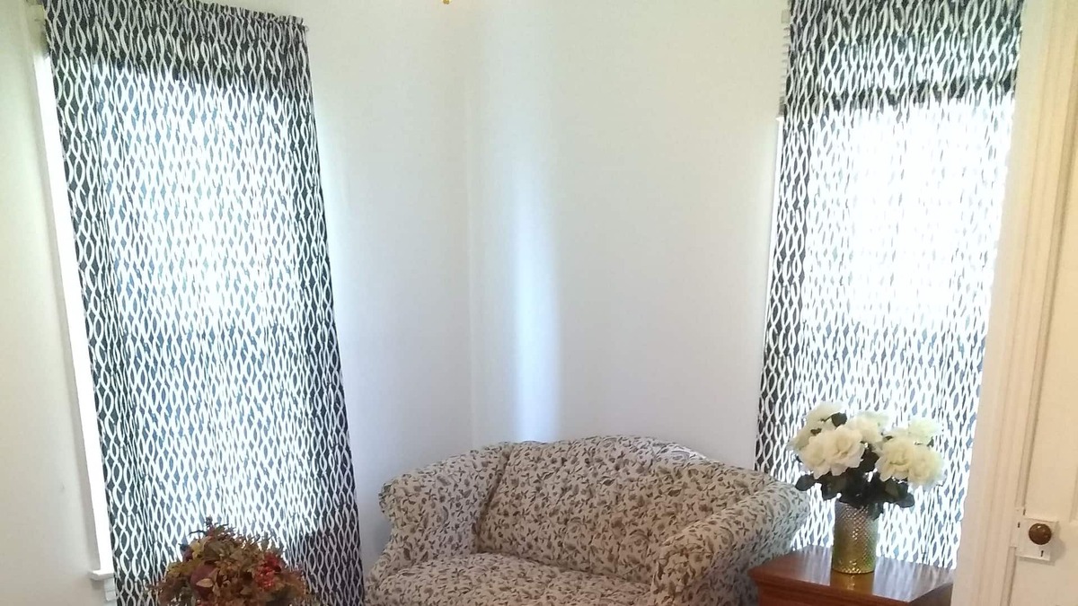 Enola Apartment | Spotless 2nd Fl 1Bdrm Studio with parking Near 3 Hospitals / Capitol Complex