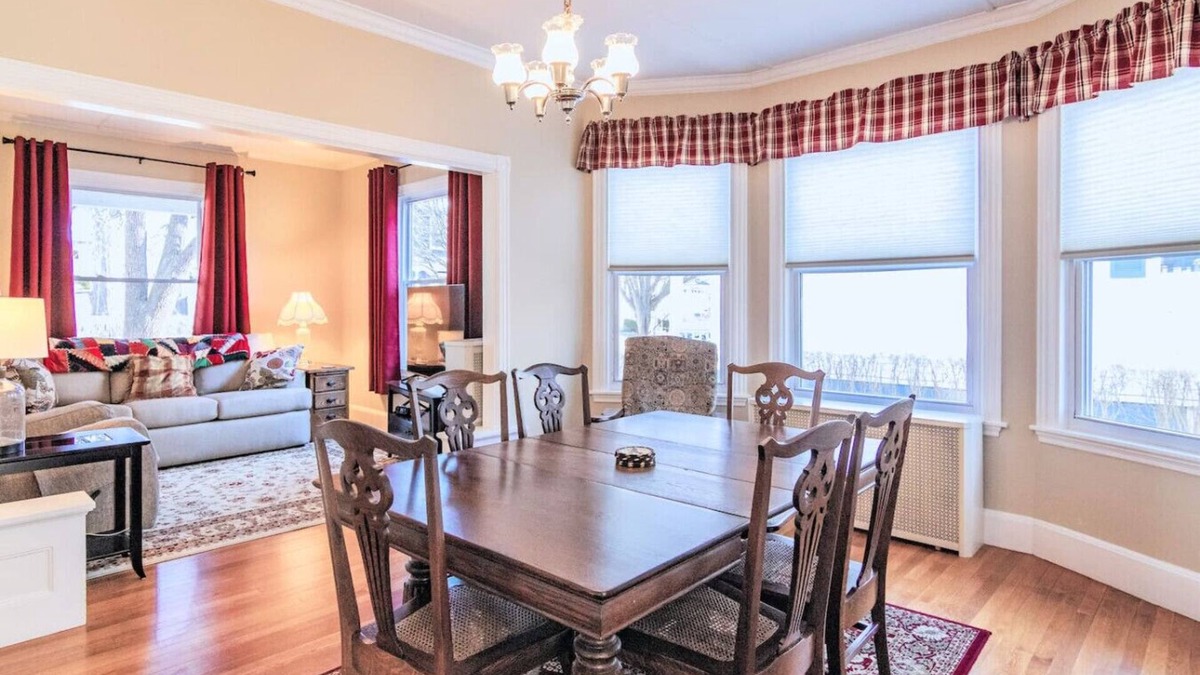 Oakdale Apartment | Spotless Victorian on William
