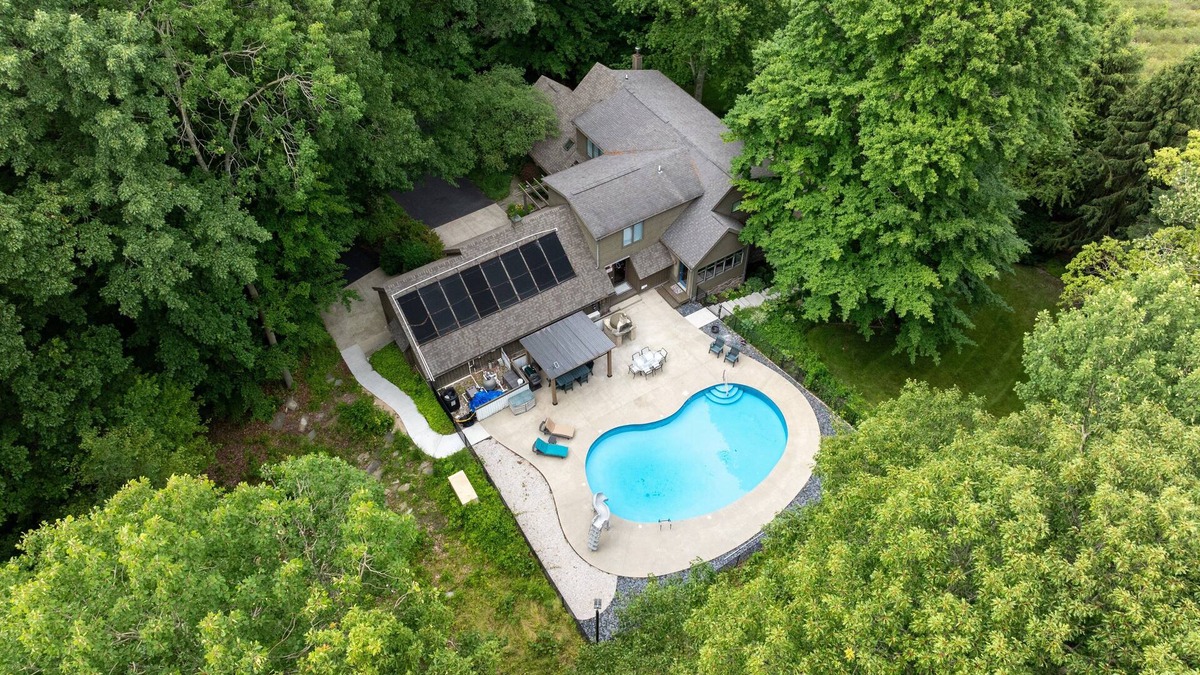 West Olive House | Sprawling 14.75 acre destination with private pool and hot tub