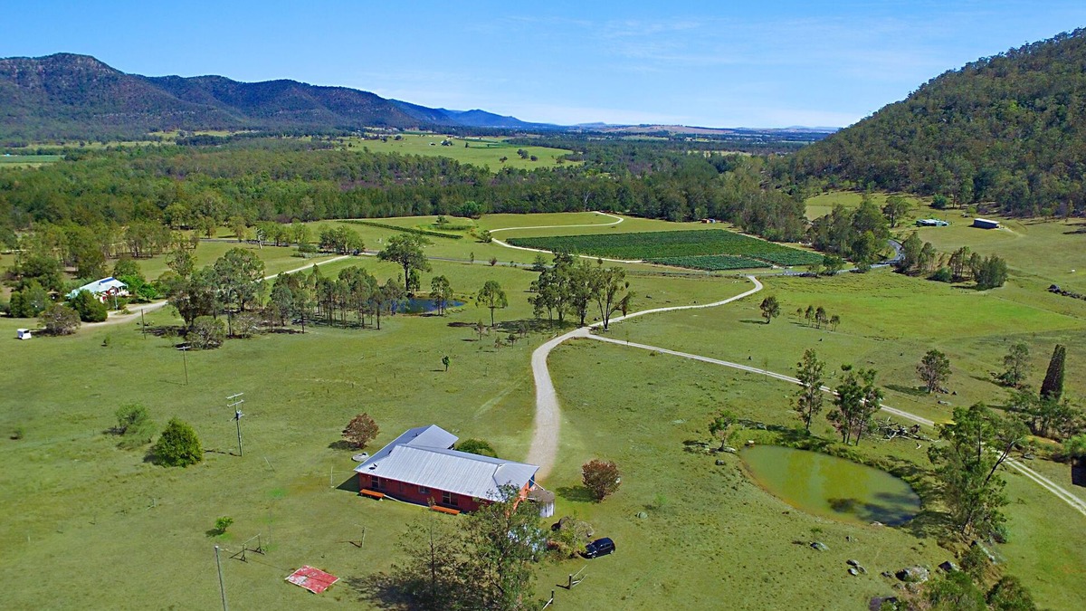 Broke House | Sprawling country valley views with a hint of wine