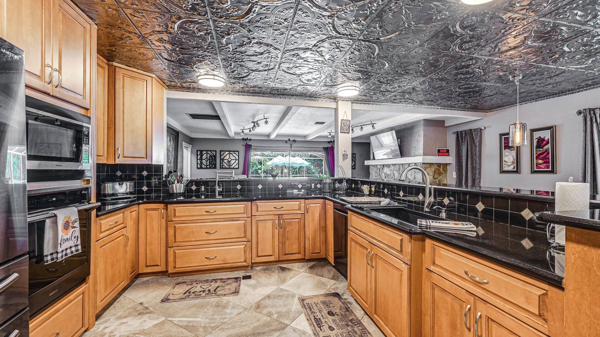 San Carlos Park House | Sprawling Fort Myers Home: Pool & Screened Lanai!