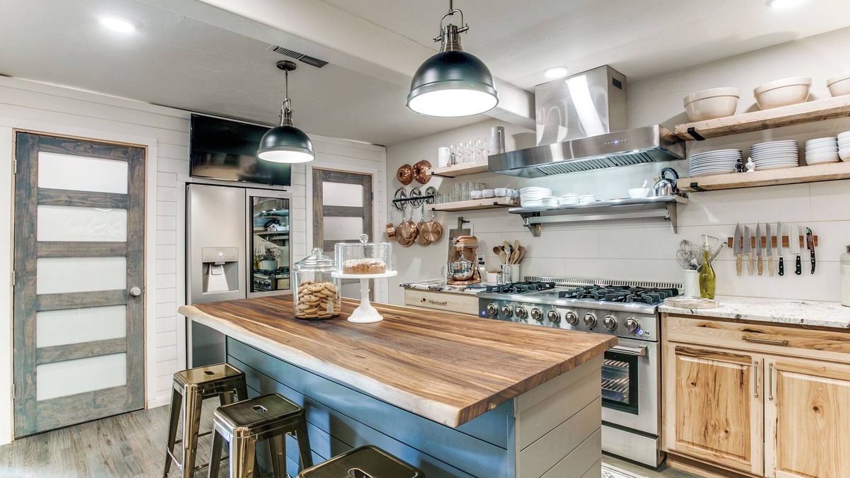 River Oaks House | Sprawling Texas Ranch House minutes from W7th, Stockyards and Dickies Arena