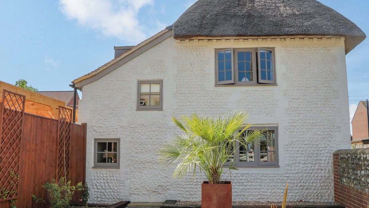 Ford Cottage | SPRING COTTAGE, pet friendly, character holiday cottage in Yapton