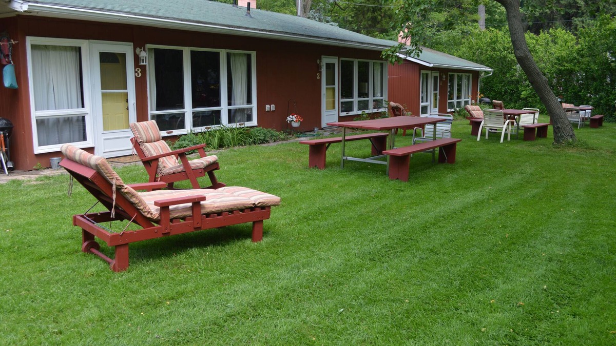 Lakeside Cottage | *SPRING DISCOUNT!* Right on Lake Michigan! Large 2 acre yard and private beach