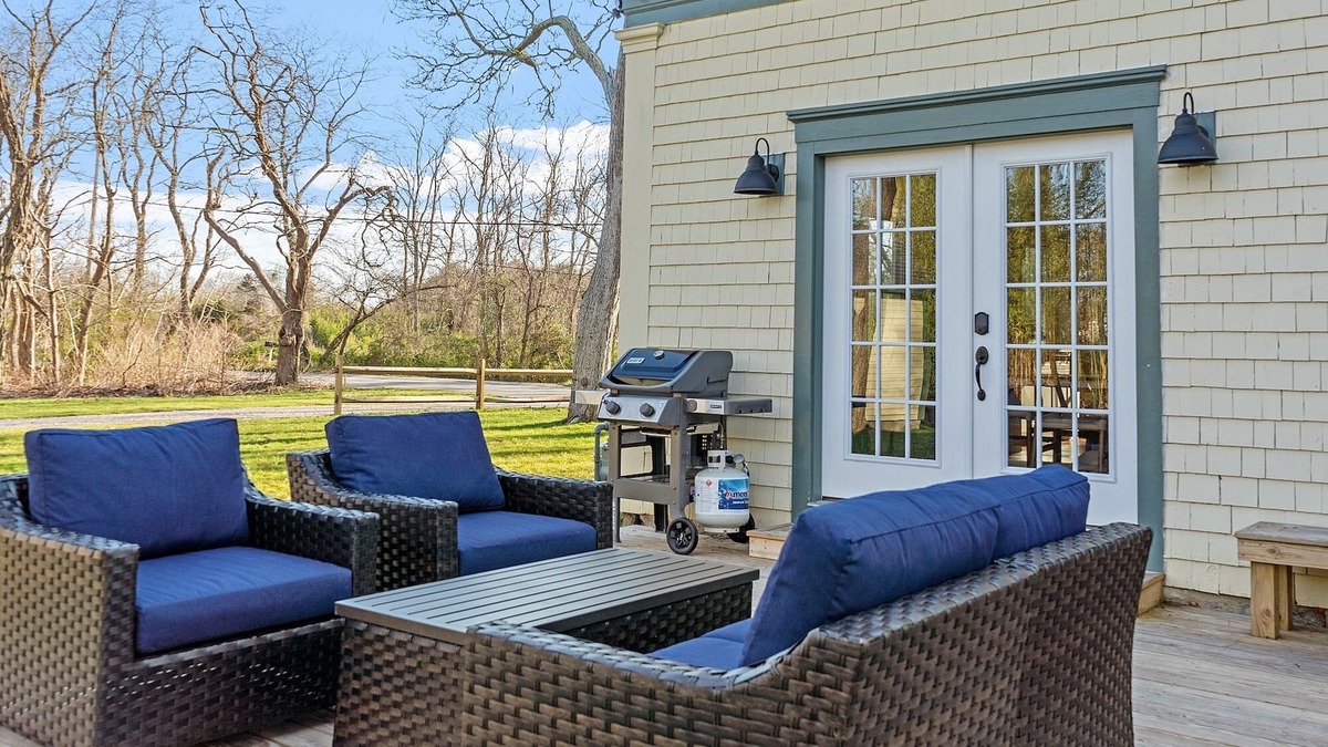 East Falmouth House | Spring Escape in Hatchville – Sleeps 6 + Dogs!