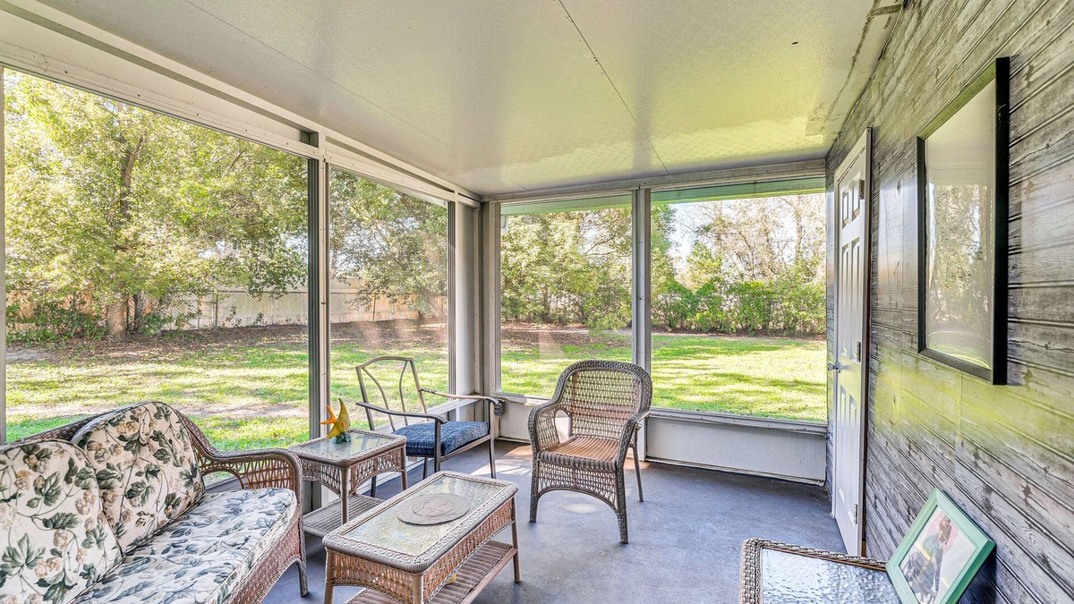 Spring Hill House | Spring Hill Home - 3 Mi to Weeki Wachee Springs!