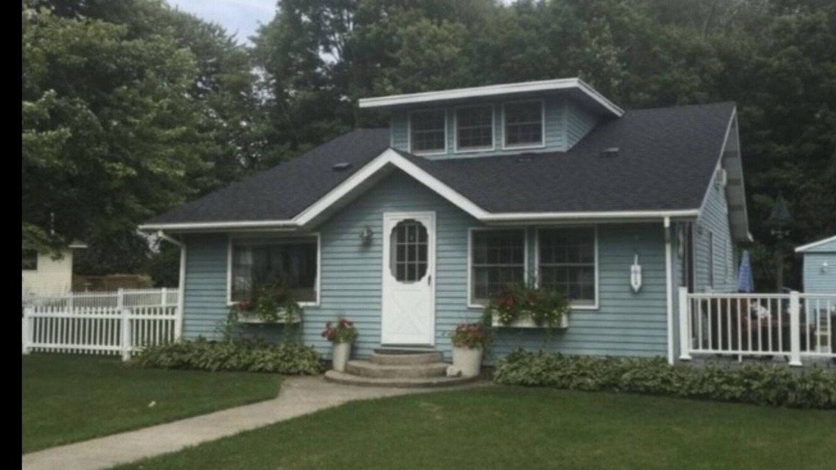 Spring Lake Cottage | Spring Lake cottage with lake frontage!