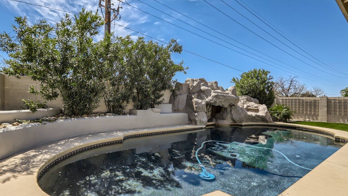 Maryvale Village House | Spring Training, Westgate, Football, & Nascar all close by