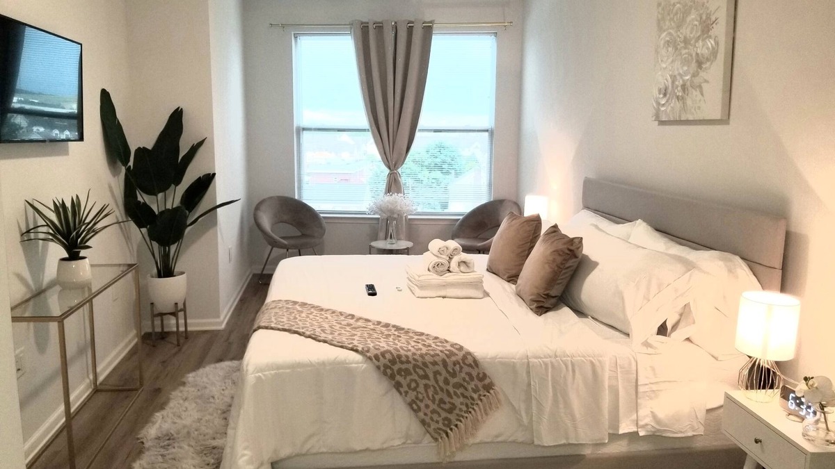 Carteret Apartment | ★Spring Wonderland DEEP discount on COZY King Bed Near EWR AIRPORT & NYC★