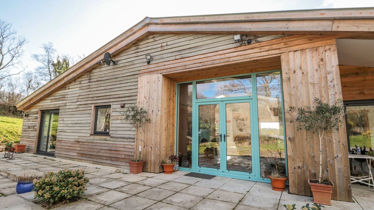 Totnes House | SPRINGFIELD FARM, pet friendly, with a garden in Halwell