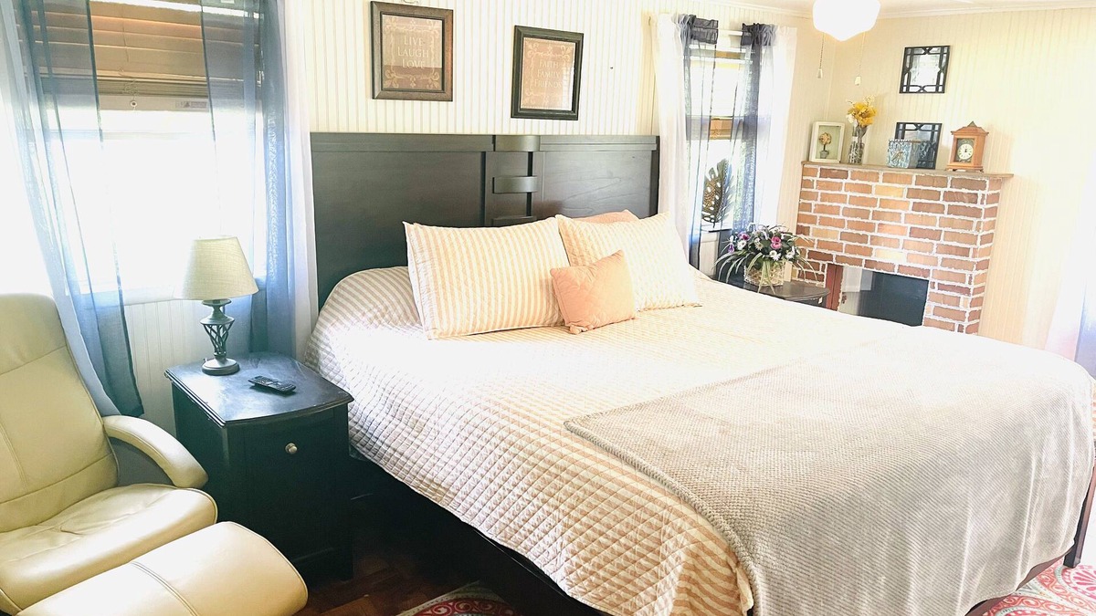 Fanning Springs Cottage | Springs Cottage 3/1 sleeps 8, near Ginnie, Fanning Springs , Manatee and blue