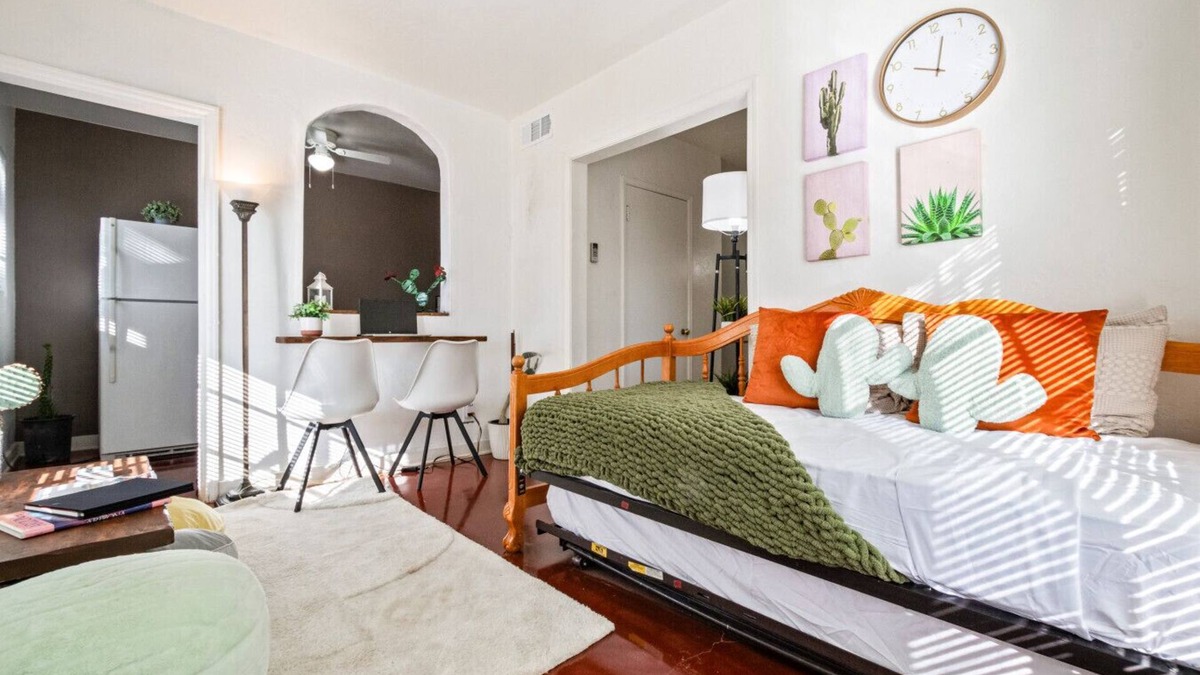 Blenman-Elm House | Springtime Oasis! Sun-Kissed 1BR Near UofA