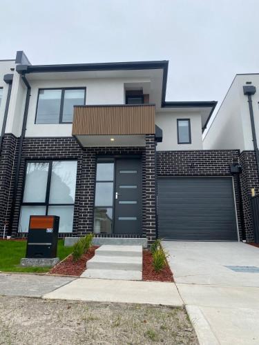 Springvale House | Springvale 3 Bedroom Town House - Best Location
