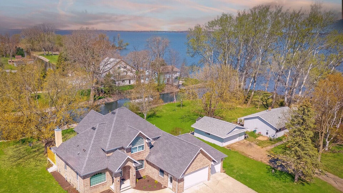 Winneconne House | Spruce Channelview Oasis - Waterfront-8beds-Games