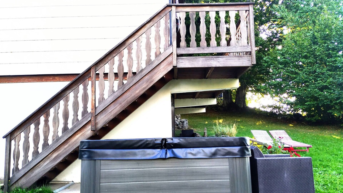 Besse-et-Saint-Anastaise Ski Chalet | Squirrel cottage