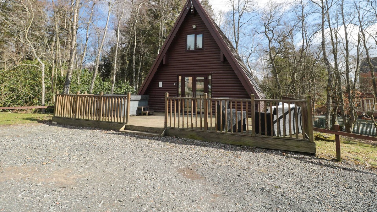 Otterburn Cabin | SQUIRREL LODGE, pet friendly, character holiday cottage in Otterburn