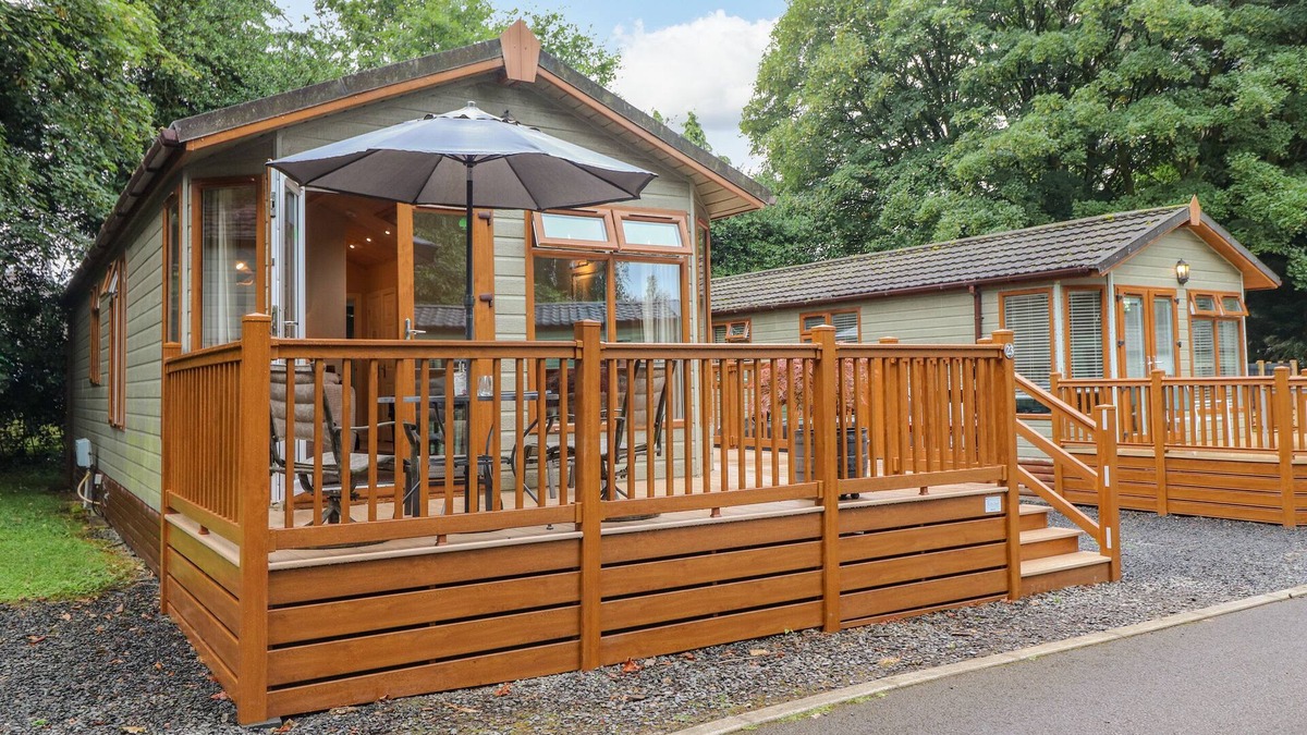 Troutbeck Bridge Cabin | SQUIRRELS LEAP LODGE, pet friendly, with a garden in Windermere