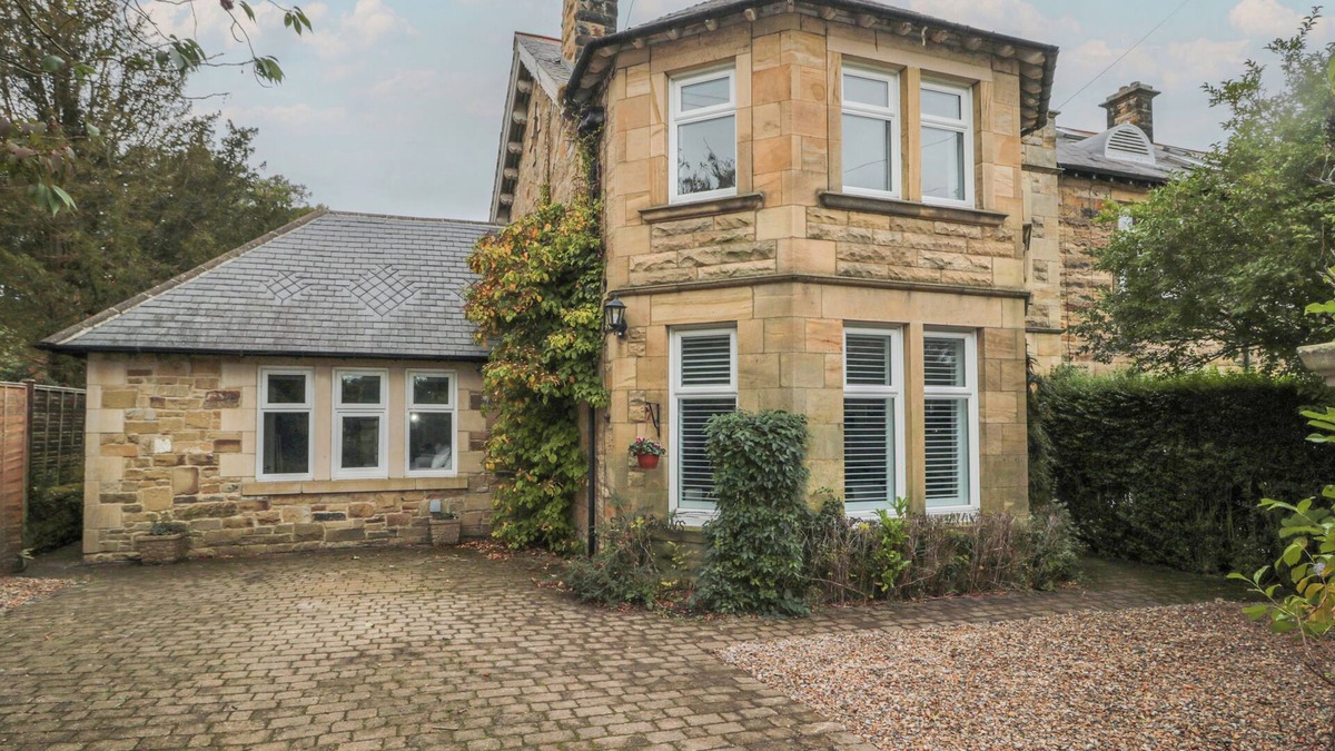 South Charlton House | ST AIDANS, pet friendly, character holiday cottage in Alnwick