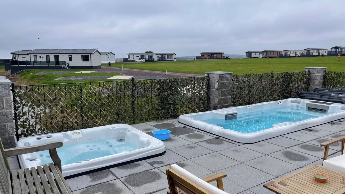 Strathkinness Cabin | St .Andrews Lodge park. No 23 Rivendale lodge, stunning views with hot tub