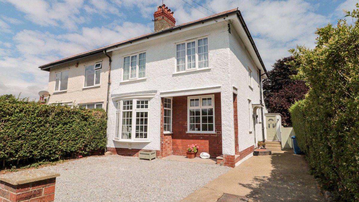 Hornsea House | ST. BOTOLPHS, family friendly, character holiday cottage in Hornsea