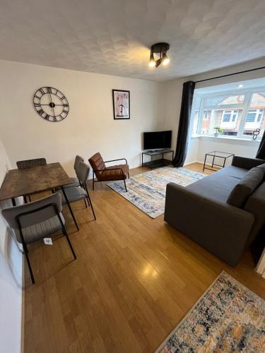 Portswood Apartment | St Denys 2 bedroom flat, Convenient location next to station, Great for contractors
