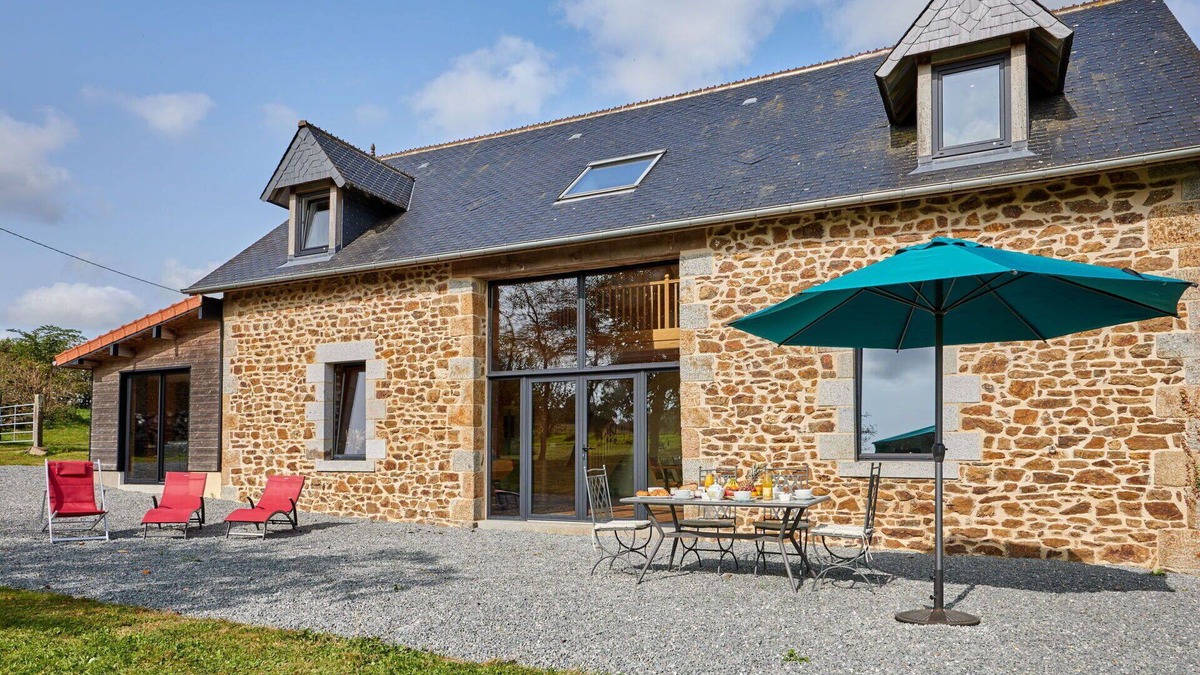 Saint-Aubin-de-Terregatte House | Stunning private villa for 6 guests with WIFI, TV, terrace and pets allowed