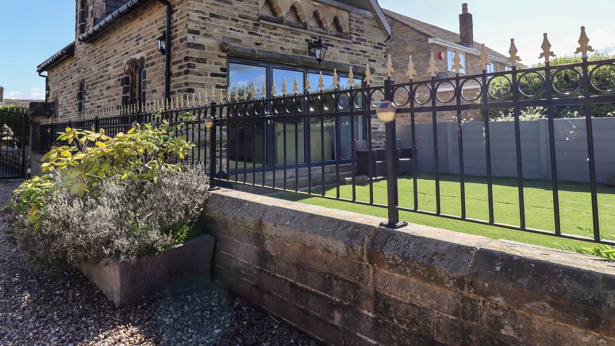 Rastrick Cottage | ST. GEORGES LODGE, character holiday cottage in Hipperholme