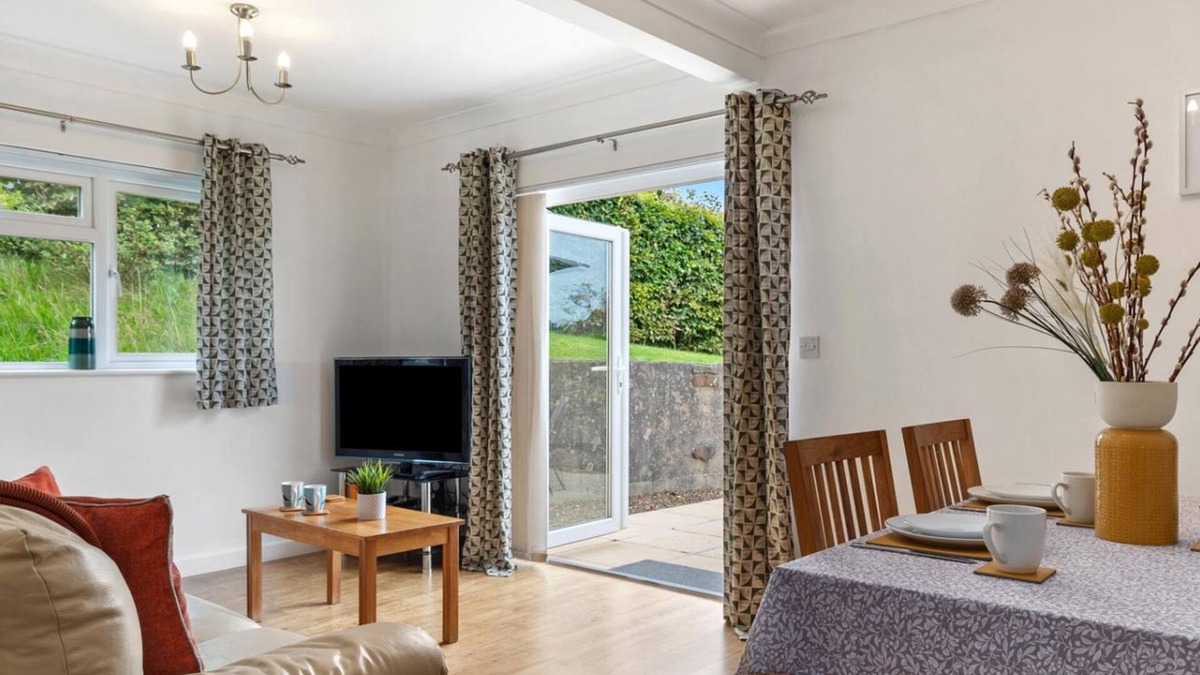 Wiseman's Bridge Apartment | St Helens Apartment 2 - Short Walk to Beach