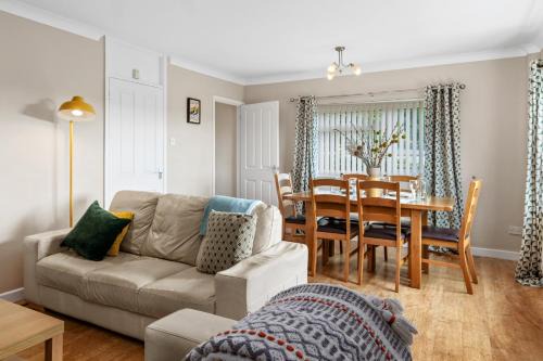 Wiseman's Bridge Apartment | St Helens Apartment 1 - Short Walk to Beach