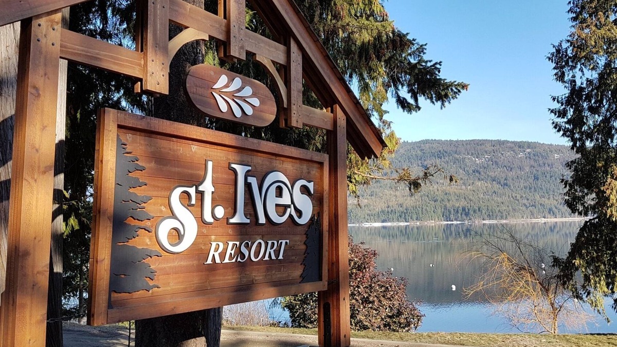 Anglemont House | St. Ives Resort, Shuswap Lake - Pet Friendly, Dock, FREE Kayaks & Boards, 2-bdrm