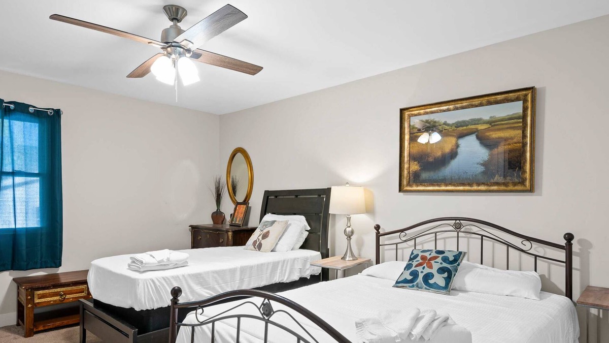 Williamstown House | St James Place: Spacious 6-Bedroom Near the Ark!