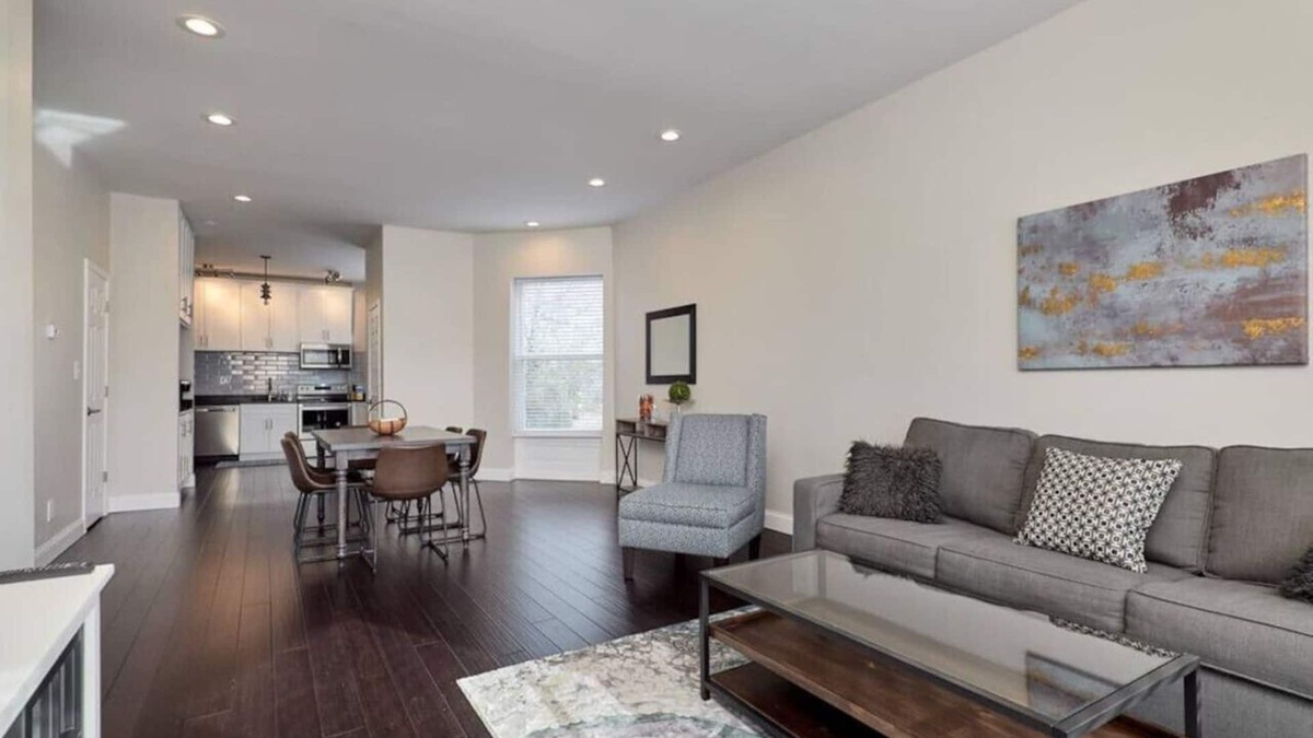 Central West End Apartment | St. Louis 2BD/2BA, Forest park, BJ hospital, & CWE Fl 2