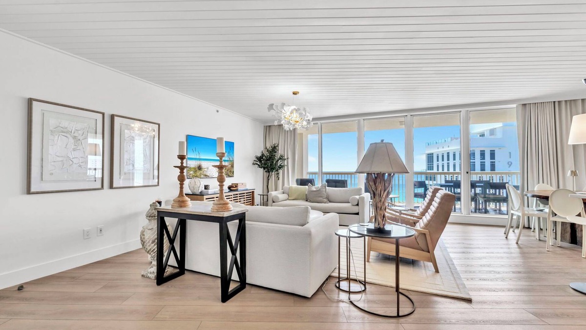Fort Walton Beach - Destin Condo | St Maarten 1008, beachfront, sleeps 9, resort access